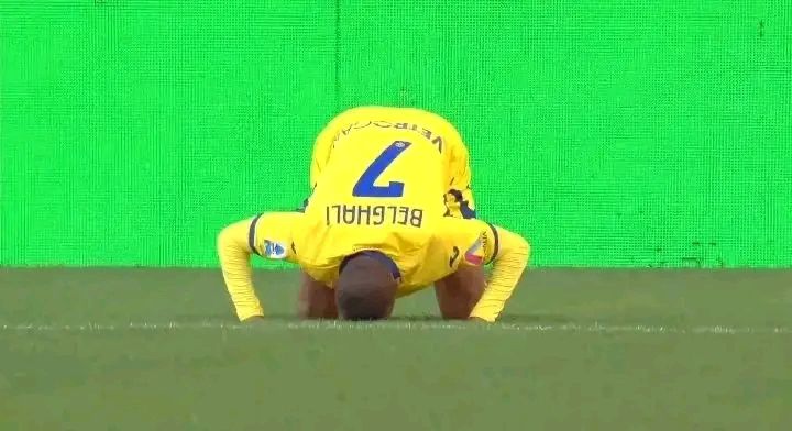 رفيق بلغالي يحرز هدفًا لفريقه فيرونا في الدوري الإيطالي ويعبر عن امتنانه لله.