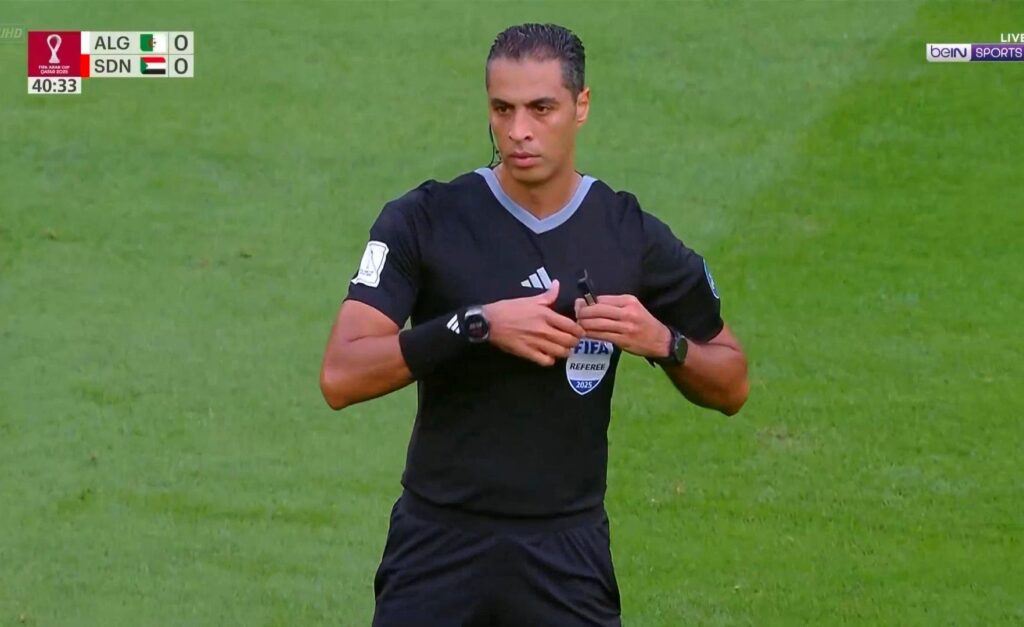 التحكيم العربي تاريخياً يواجه الجزائر منذ صافرة البداية والمواقف تترك بصمة على مجريات المباراة.