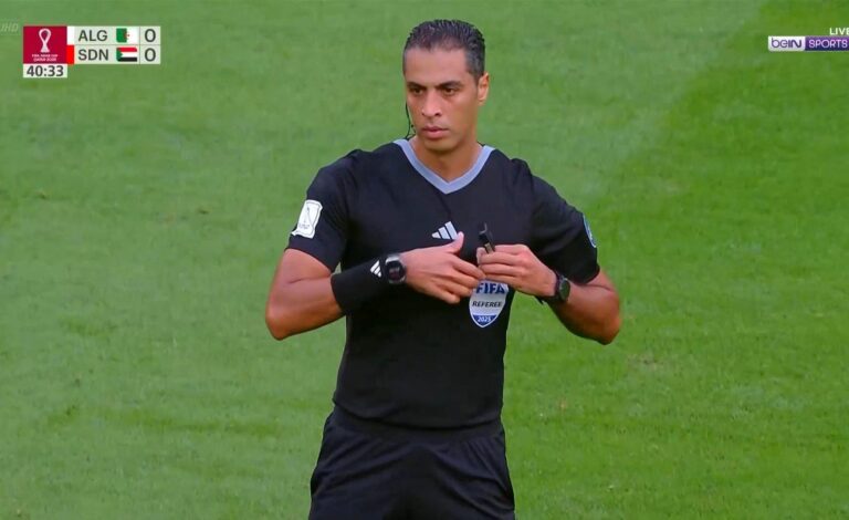 التحكيم العربي تاريخياً يواجه الجزائر منذ صافرة البداية والمواقف تترك بصمة على مجريات المباراة.