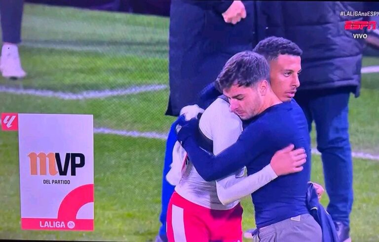 عناق عاطفي بين براهيم دياز وعز الدين أوناحي بعد انتهاء المباراة، لحظات مؤثرة بين لاعبي البلد.