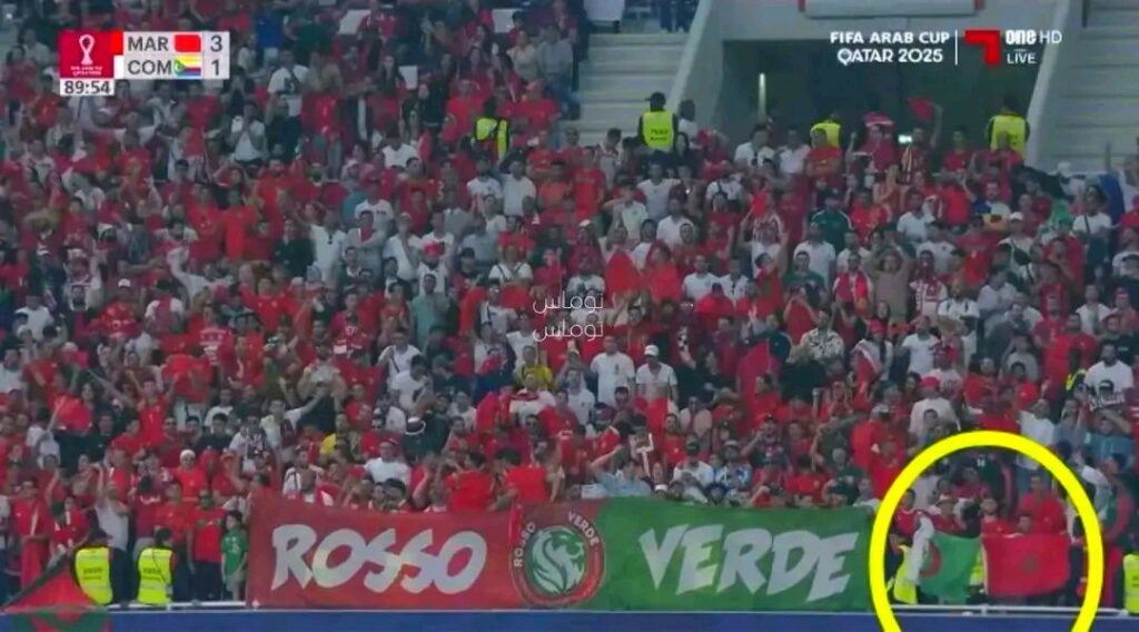 رفع علم الجزائر والمغرب معًا في مدرجات مباراة المغرب ضد جزر القمر في كأس العرب.