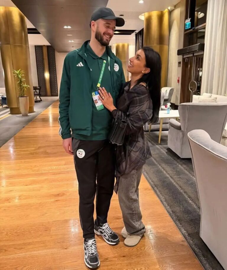 فيكتور لكحل برفقة زوجته في مقر إقامة المنتخب الوطني في الدوحة