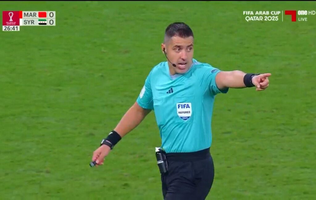 لا بد من الإشادة بأداء الحكم التشيلي، حيث تميز بإدارة المباراة القمة بكفاءة عالية ومهنية استثنائية.