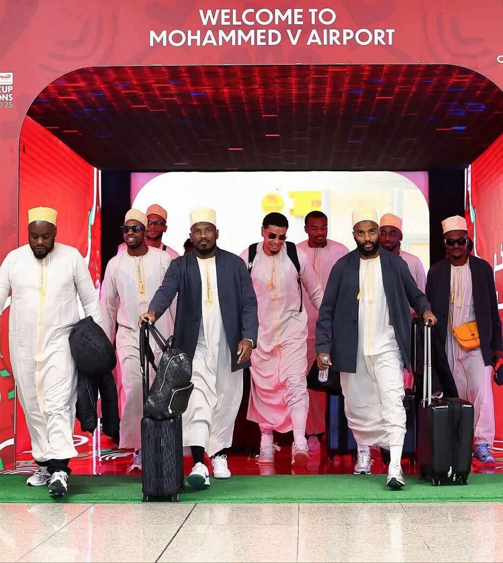 أروع إطلالة للاعبي منتخب جزر القمر: دخول مميز بأزياء تقليدية رائعة!