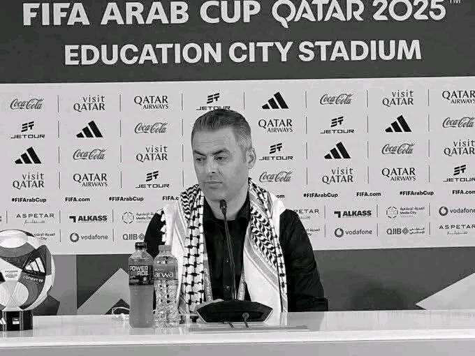 مدرب فلسطين إيهاب أبوجزر يتلقى نبأ وفاة ابنة عمه نتيجة البرد القارس.