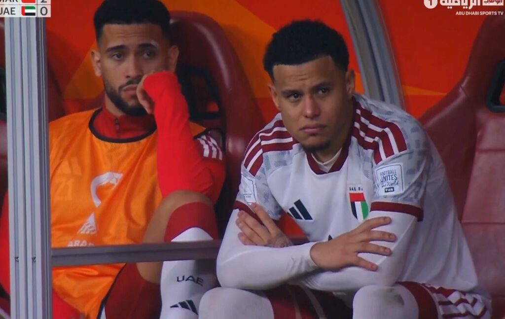 أوليفيرا يذرف الدموع بعد هزيمة الإمارات أمام المغرب بثلاثية وإقصائهم من المنافسة.