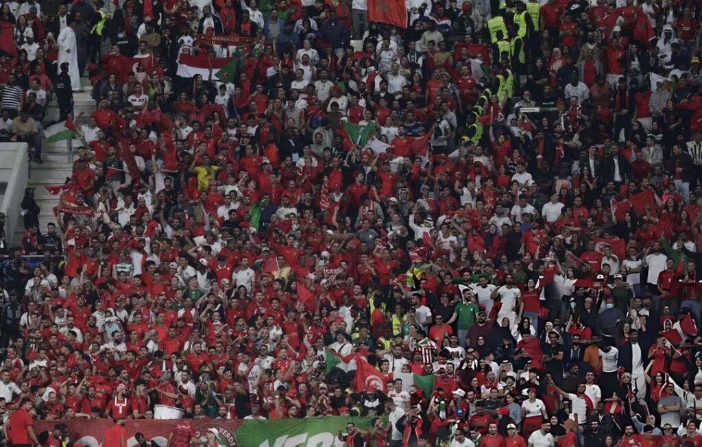 مدرجات المنتخب المغربي في مباراة الإمارات بكأس العرب تزينت بالأعلام المرفوعة.