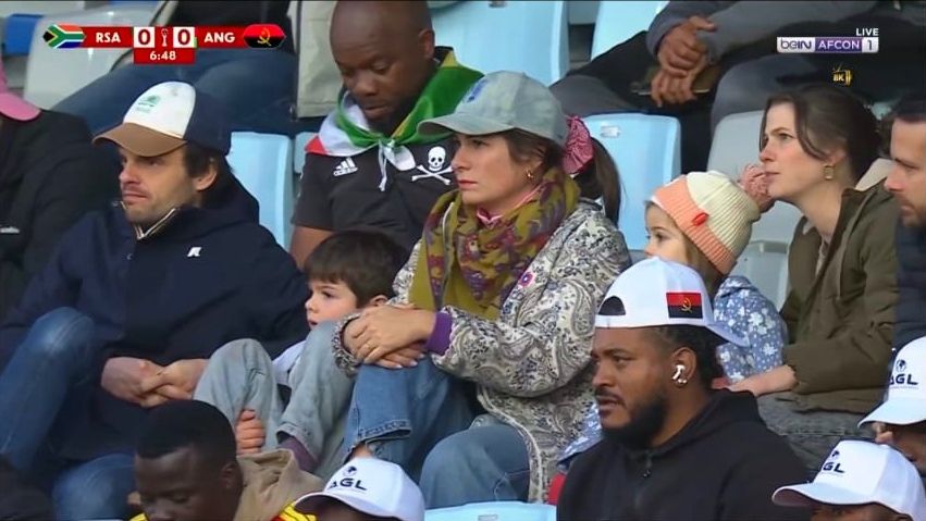 جماهير أوروبية تتابع مباراة جنوب أفريقيا وأنغولا في ملعب مراكش.