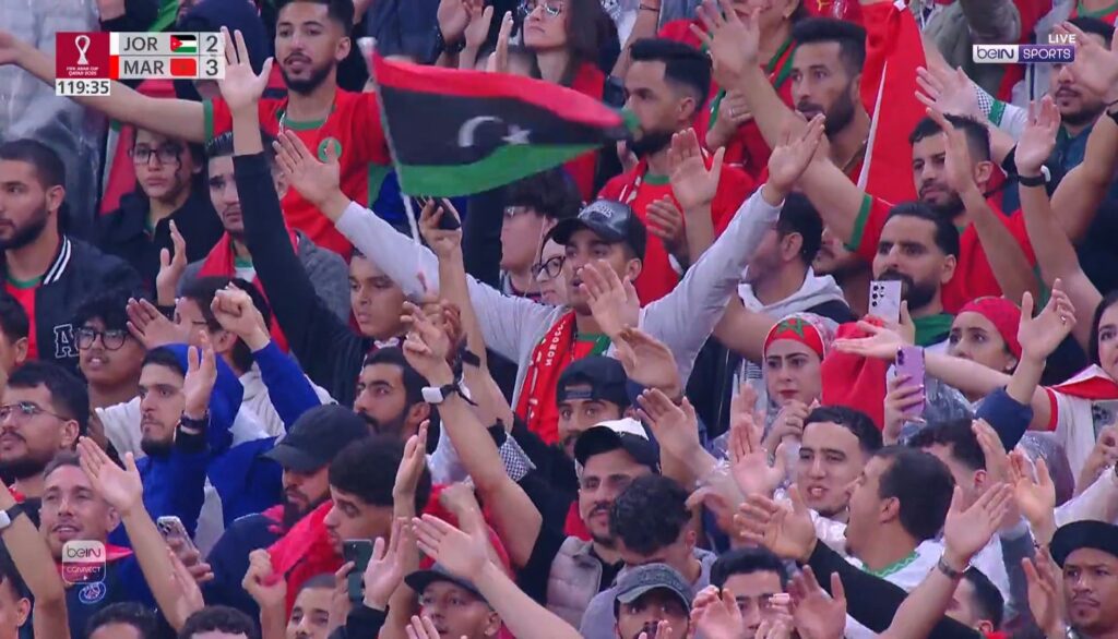 العلم الليبي بين الجماهير المغربية: دعمٌ واسع حتى من الجماهير الليبية في المدرجات.