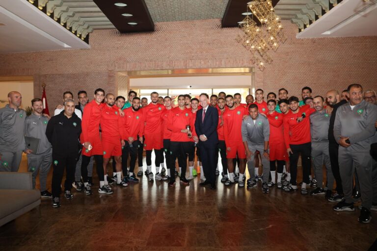 اجتمع جياني إنفانتينو، رئيس الفيفا، ورئيس الجامعة الملكية المغربية لكرة القدم لمناقشة تعزيز التعاون وتطوير اللعبة.