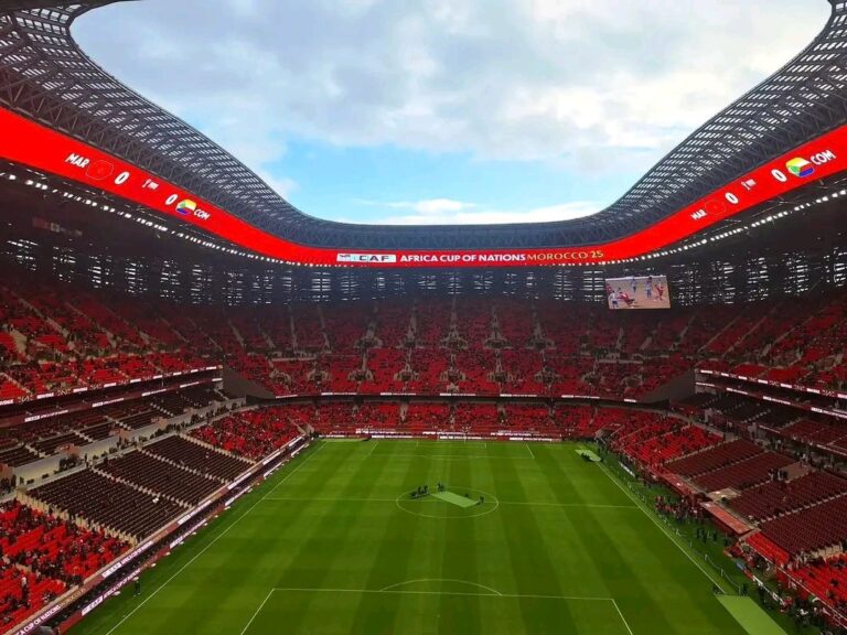 أروع ملعب في القارة: ملعب مولاي عبد الله يستعد لاستقبال اللقاء المرتقب بعد أقل من ساعتين.