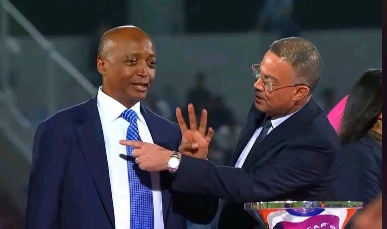 موتسـيبي، رئيس الكاف، يعارض اقتراح فوزي لقجع بشأن استقدام حكام أوروبيين لكأس الأمم الإفريقية.