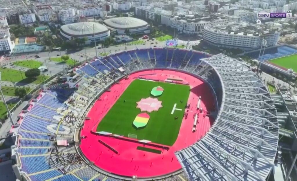 استاد محمد الخامس خالٍ تمامًا خلال مباراة المنتخبين المالي وزامبيا، وكأنها ودية بلا جمهور.