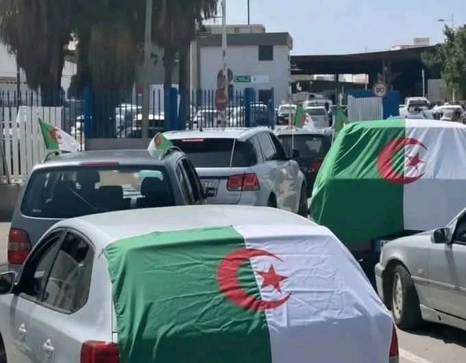 توافد جماهيري كبير لمشجعي المنتخب الجزائري، حيث كان الجزائريون حاضرين اليوم بقوة.