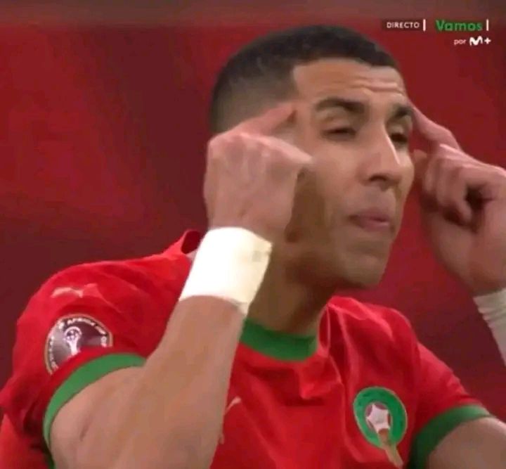 لاعب مذهل منح ركلة جزاء وأخبر أصدقائه: "لعبوا بذكاء، يا شباب!" هههههههه...