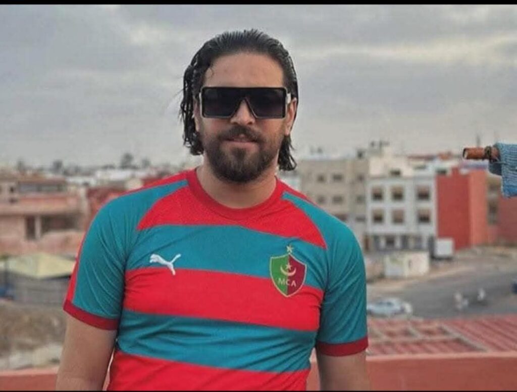 عندما يشدو أصحاب التفاهة في نهارٍ عاصف، وكأن السماء تمطر خيوطها.