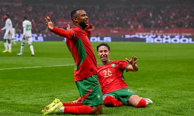 أيوب الكعبي وصلاح الدين يحتفلان بالهدف الثاني (غيتي)