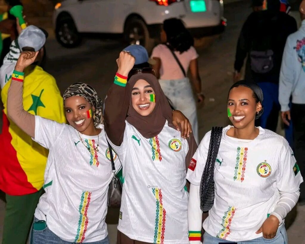 الجماهير السودانية تساند منتخب السنغال في مواجهته أمام المغرب ليلة أمس.
