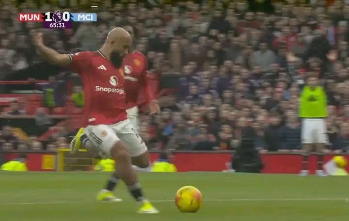 تألق مبومبو بتسجيله هدفاً حاسماً للمغرب في مواجهة مانشستر سيتي.