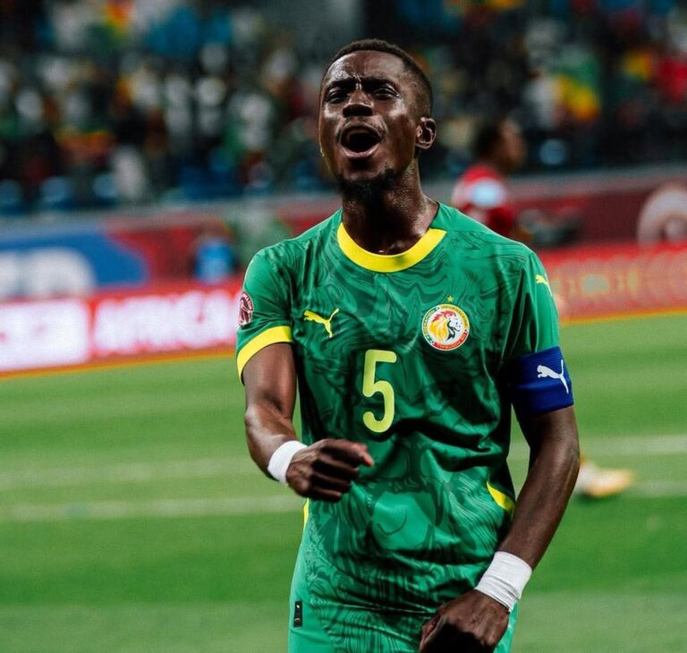 تتفاقم الأزمات: تهديدات بفرض عقوبات صارمة من الاتحاد الفرنسي على اللاعب الذي يرفض ارتداء شعار المنتخب.