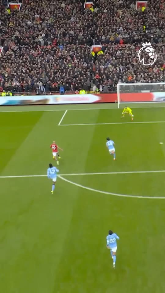 برونو فرنانديز وبراين مبيومو: هدف يتوج ديربي مانشستر يونايتد بالإثارة والندية.