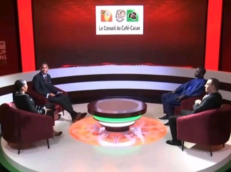 قناة إيفوارية تستضيف ثلاثة صحفيين من الكاميرون والسنغال والجزائر في حوار مميز حول الرياضة.