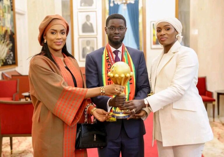 رئيس دولة السنغال باسيرو فاي يأخذ الكأس معه إلى المنزل للاحتفال مع زوجاته.