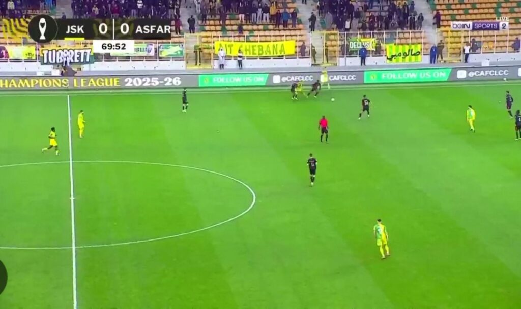 منذ انطلاق المباراة، الأمطار تتساقط بغزارة على مدينة تيزي وزو، وأرضية الملعب في أفضل حالاتها...