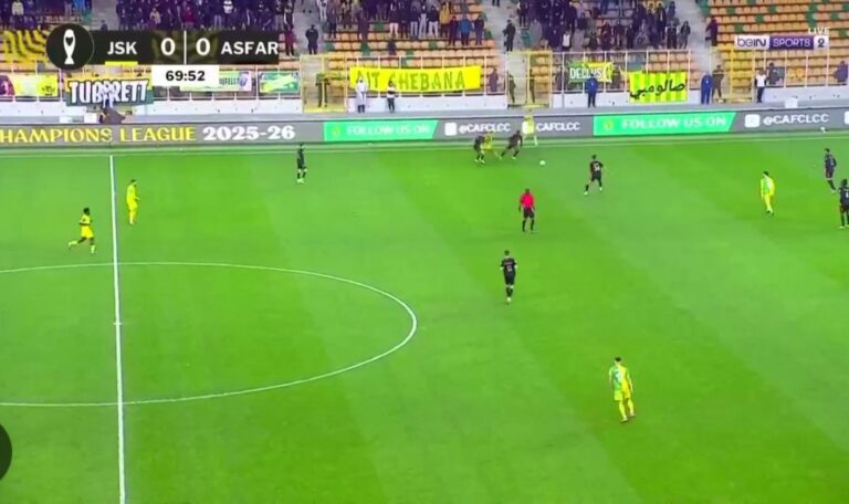 منذ انطلاق المباراة، الأمطار تتساقط بغزارة على مدينة تيزي وزو، وأرضية الملعب في أفضل حالاتها...