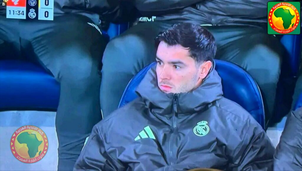 براهيم دياز، لاعب ريال مدريد، يعيش لحظات تفكير عميق حول ركلة الجزاء عقب جلوسه على دكة البدلاء.