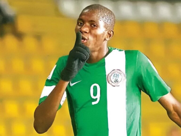 فيكتور أوسيمين يتألق للمرة الأولى بعمر 13 عامًا، قائدًا فريقه لتحقيق انتصار ساحق على المنافسين...