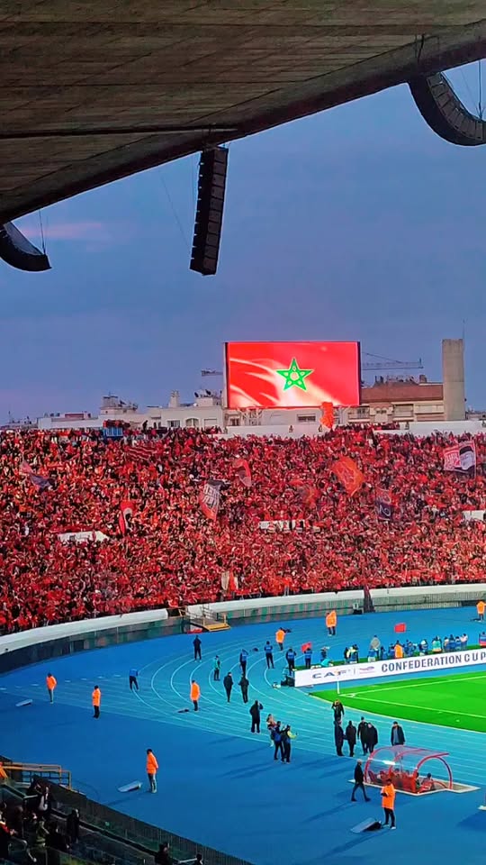 مركب محمد الخامس يضيء بأجواء حماسية قبل ساعة من انطلاق المباراة.