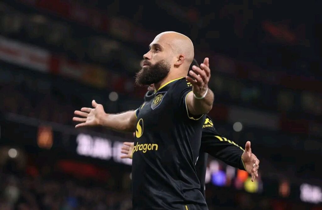 المغرب يُصلي ويدعو الله قبل أن يتقدم في الملعب ويحقق الانتصار على الخصوم.