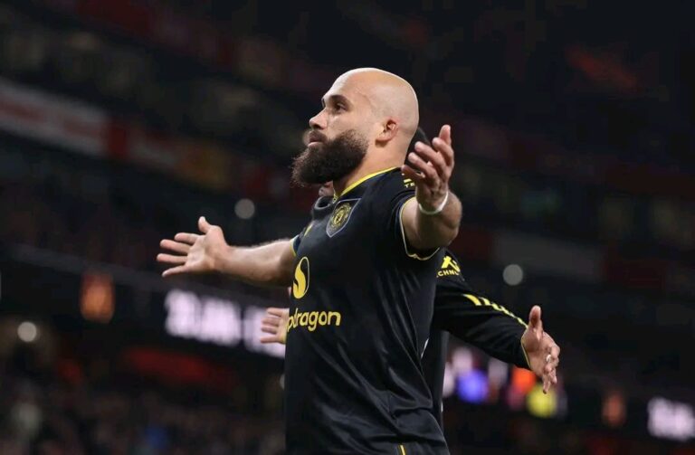 المغرب يُصلي ويدعو الله قبل أن يتقدم في الملعب ويحقق الانتصار على الخصوم.