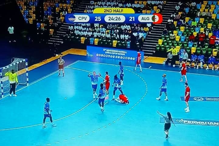 الرأس الأخضر يتفوق على الجزائر بفوز 25-21 في مباراة مثيرة.