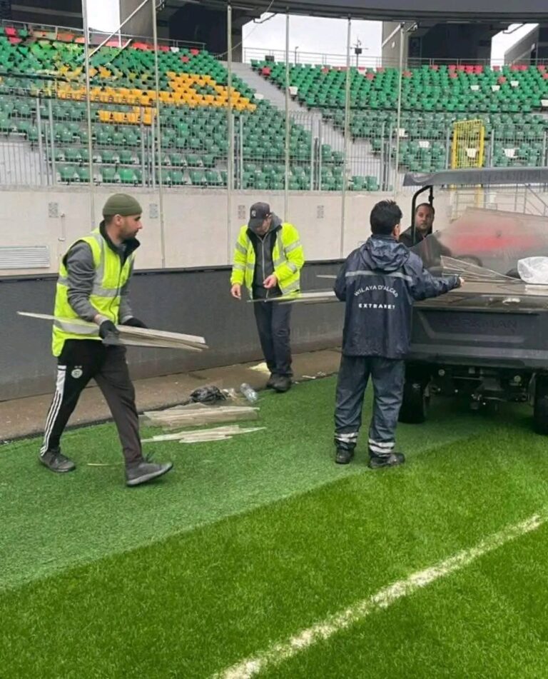 انطلقت صباح اليوم عملية إزالة وتجديد المنشآت الرياضية في الجزائر تحت إشراف المؤسسة المختصة.