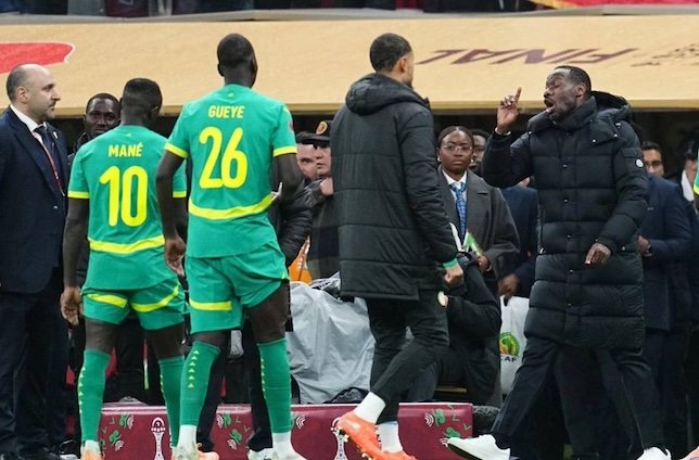 بابي ثياو مدرب المنتخب السنغالي (غيتي)