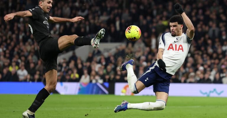 انتهى الشوط الأول بتفوق مانشستر سيتي، بينما أظهر توتنهام هوتسبير أداءً أفضل في الشوط الثاني.