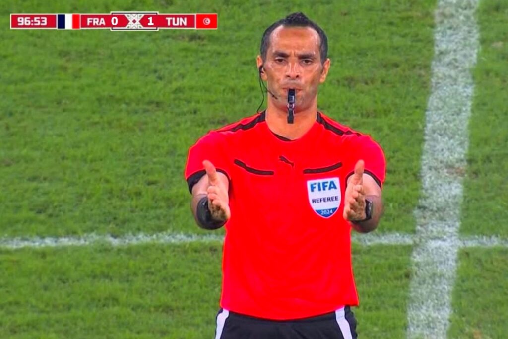 الاتحاد الدولي لكرة القدم يختار الحكم الجزائري المتميز مصطفى غربال لإدارة المباراة المهمة.