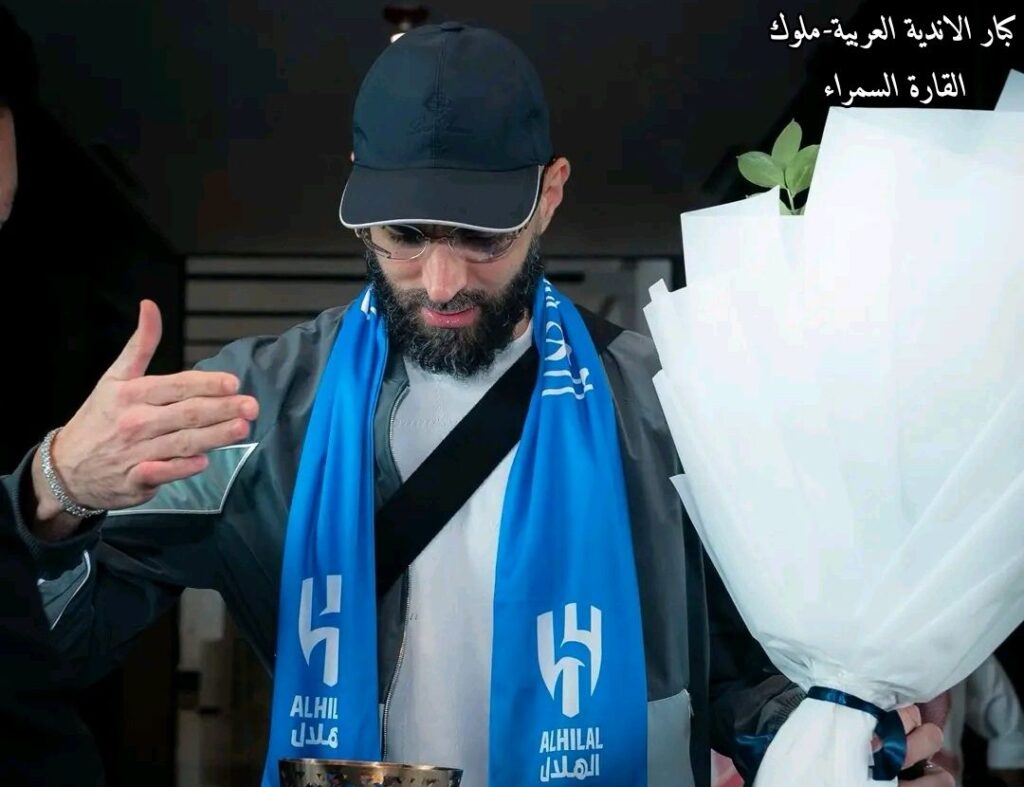 يبدو أن إصابة بنزيما في أصبعه سترافقه طوال حياته، مما يثير القلق حول مستقبله الرياضي.