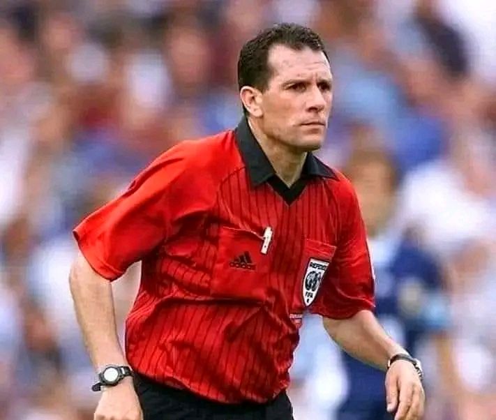 أول حكم عربي وإفريقي يتولى إدارة نهائي كأس العالم 1998 في فرنسا بين المنتخبين...