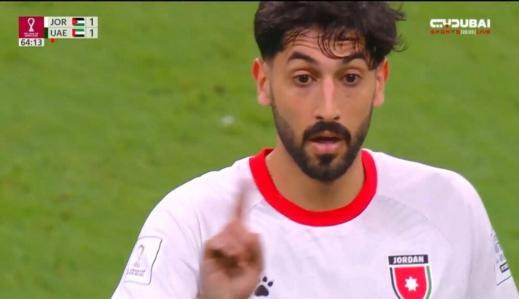 منتخب الأردن يستعد لمواجهة الجزائر في كأس العالم وسط غياب يزن النعيمات بسبب إصابة في الرباط الصليبي.