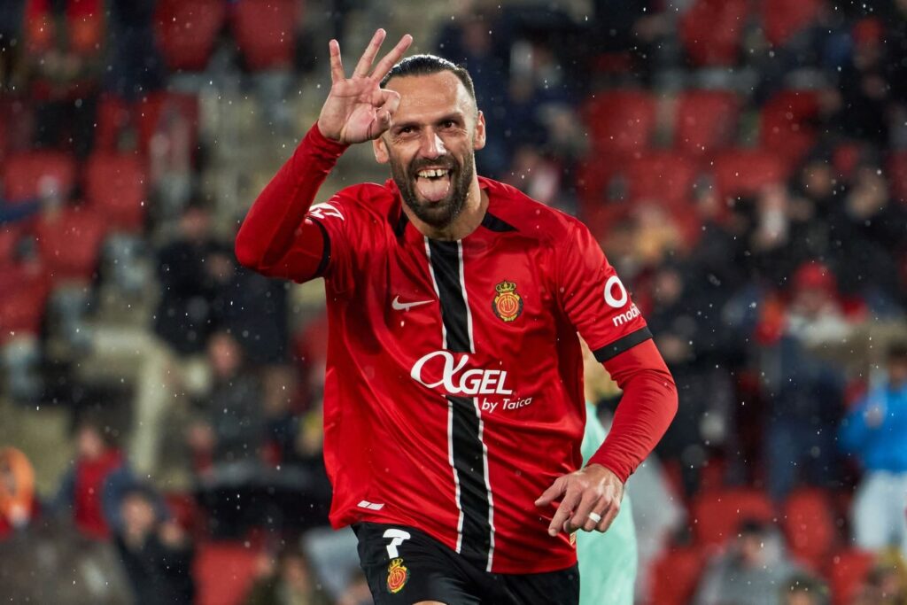 لاعب غير معروف إعلامياً لكن موهبته تستحق التقدير، بعيداً عن الأضواء والحديث، يحتاج من يشيد بمساهمته في اللعبة.