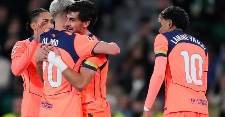 برشلونة يعزز الصدارة بثلاثية أمام إلتشي… فليك يشيد بثنائي الحسم ويصب غضبه على مهاجم الفريق